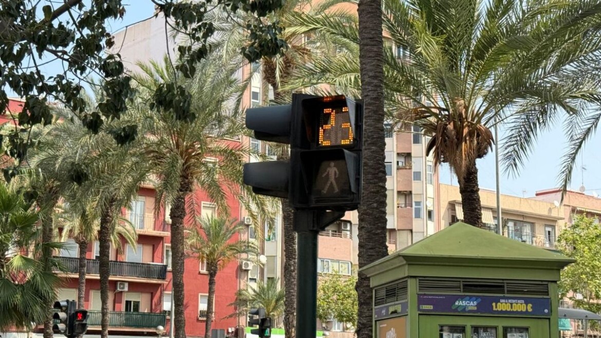 Elche moderniza sus semáforos con la instalación de temporizadores