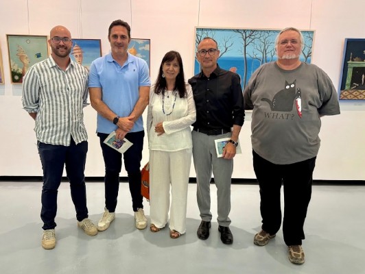 El canto a la vida de Javier Rambla: el Auditorio de Águilas acoge la exposición 'El buen tiburón'
