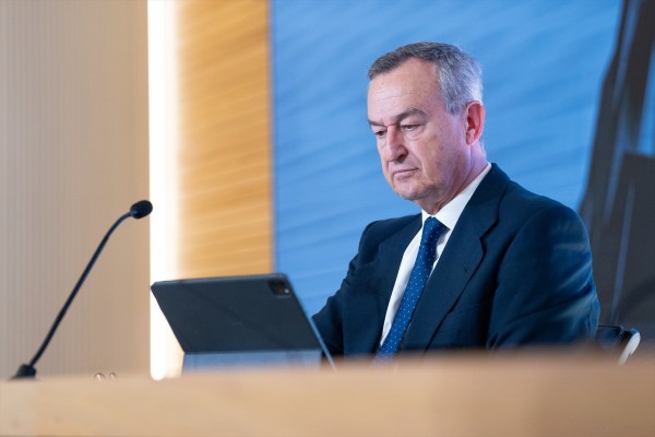 González-Bueno dice que las fusiones bancarias son deseables hasta que afectan al 