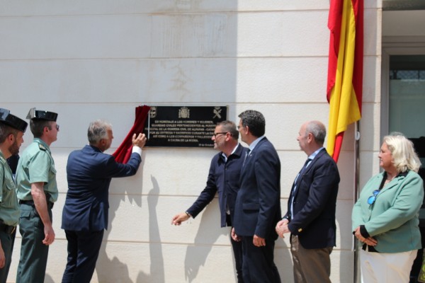 Siete consistorios de l'Horta Sud homenajean a la Guardia Civil por su labor en la Dana