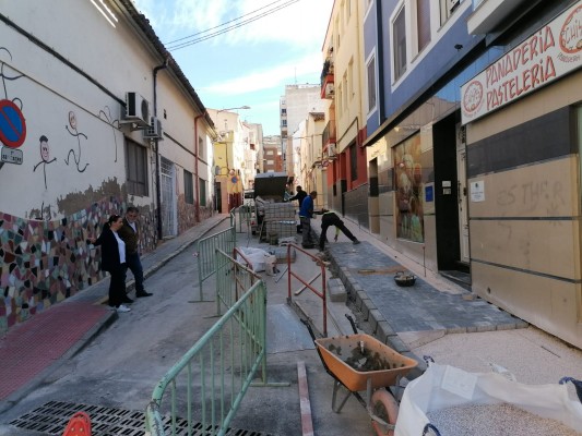Villena inicia las obras de mejora en accesibilidad de las aceras de la calle San Rafael  
