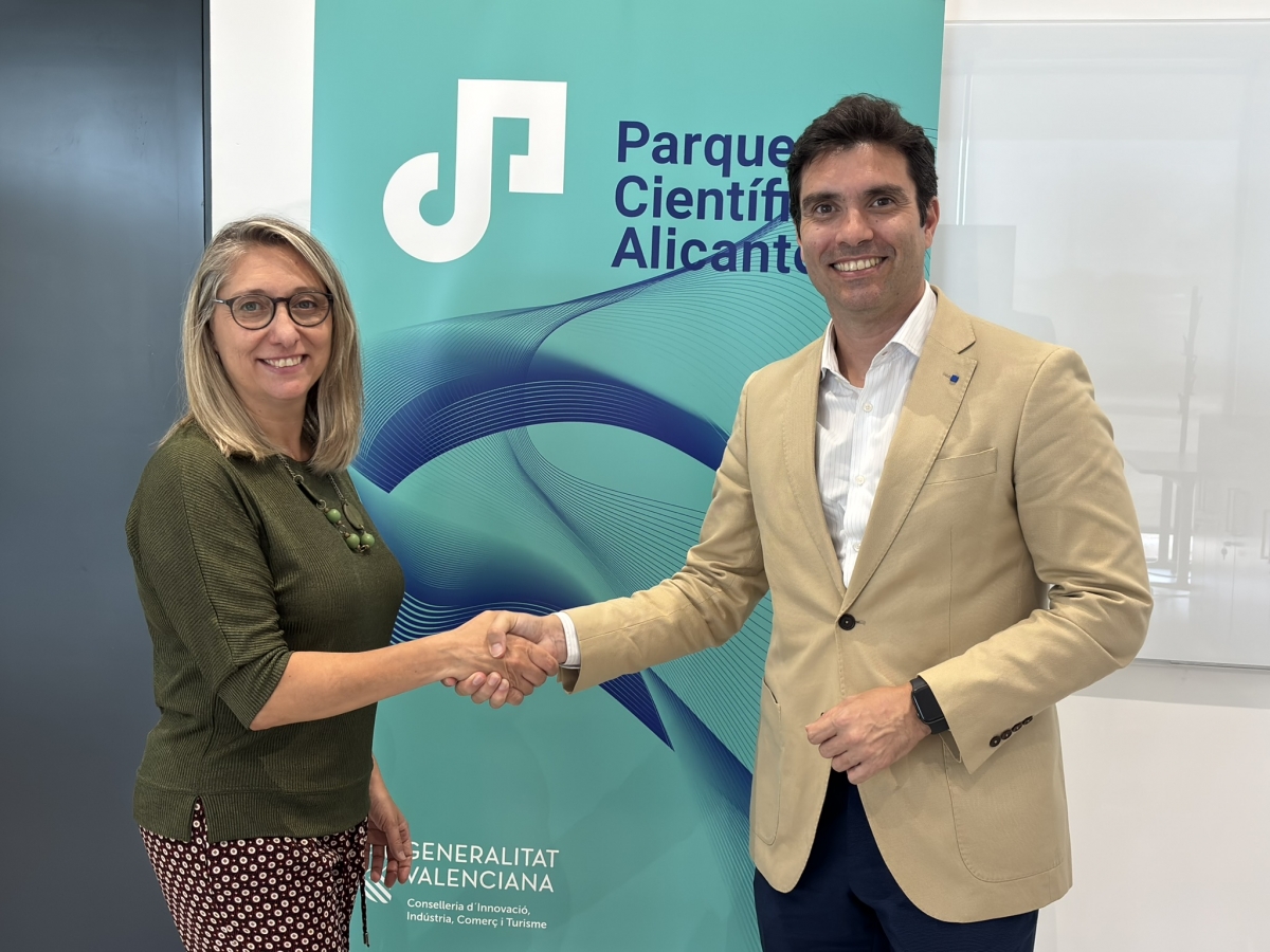 La vicerrectora María Jesús Pastor, junto a Mariano Torres, presidente de Terciario Avanzado tras la firma del convenio