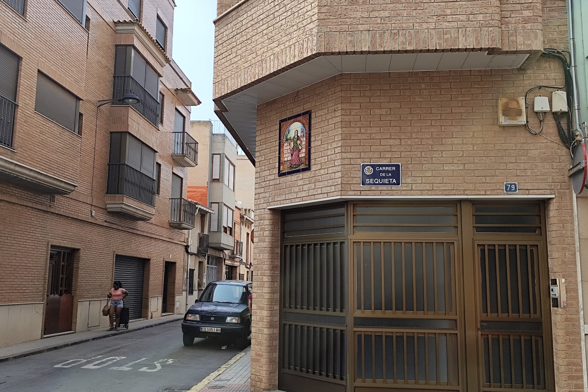 Imatge del carrer amb la nova placa - 