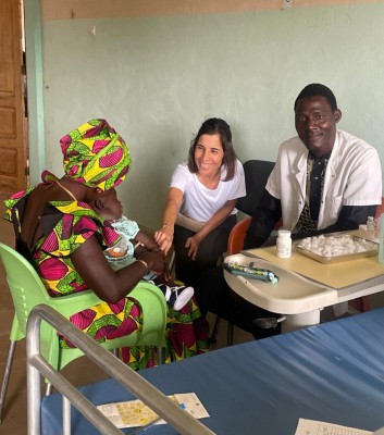 Beatriz Seva, profesional de Vithas, participa en una misión de cooperación sanitaria en Senegal