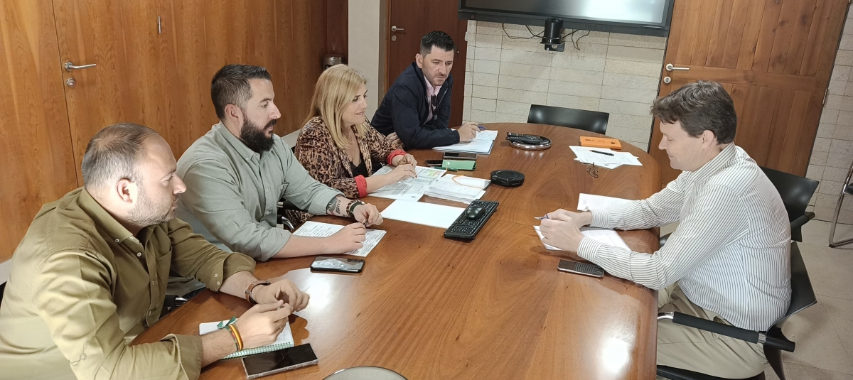 El edil de Hacienda de Alicante, Toni Gallego, junto a los ediles de Vox, en imagen de archivo. - 