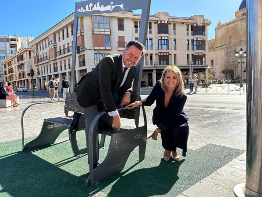 Elche inaugura un banco reciclado a partir de residuos de calzado junto a Inescop y Avecal
