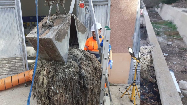 Atasco en las tuberías de Benidorm a causa de las toallitas higiénicas arrojadas al inodoro 
