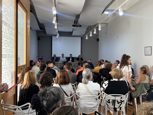 Orihuela recurrirá a un contrato de emergencia para servicios deportivos y acusa a Clequali de apropiación indebida
