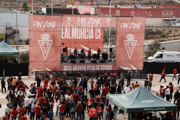 El Murcia-Nástic trae consigo una fan zone en la que afinar las gargantas y hacer piña