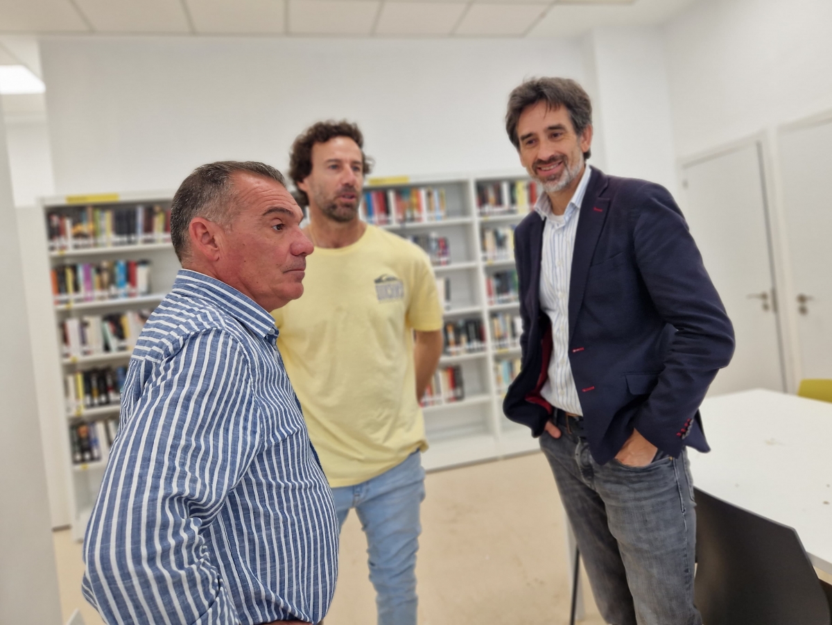 El concejal de Cultura, José Luis Moreno, visita la biblioteca municipal de La Torre, que reabre el lunes tras la Dana. - Foto: AYUNTAMIENTO DE VALÈNCIA