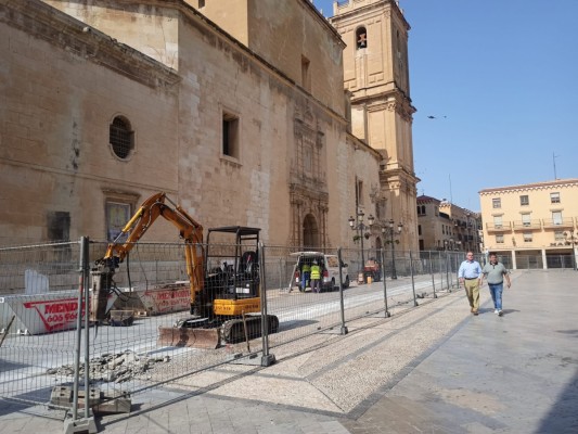 Elche anticipa las catas frente a Santa María para reurbanizar: del viejo cementerio al centro de la Medina