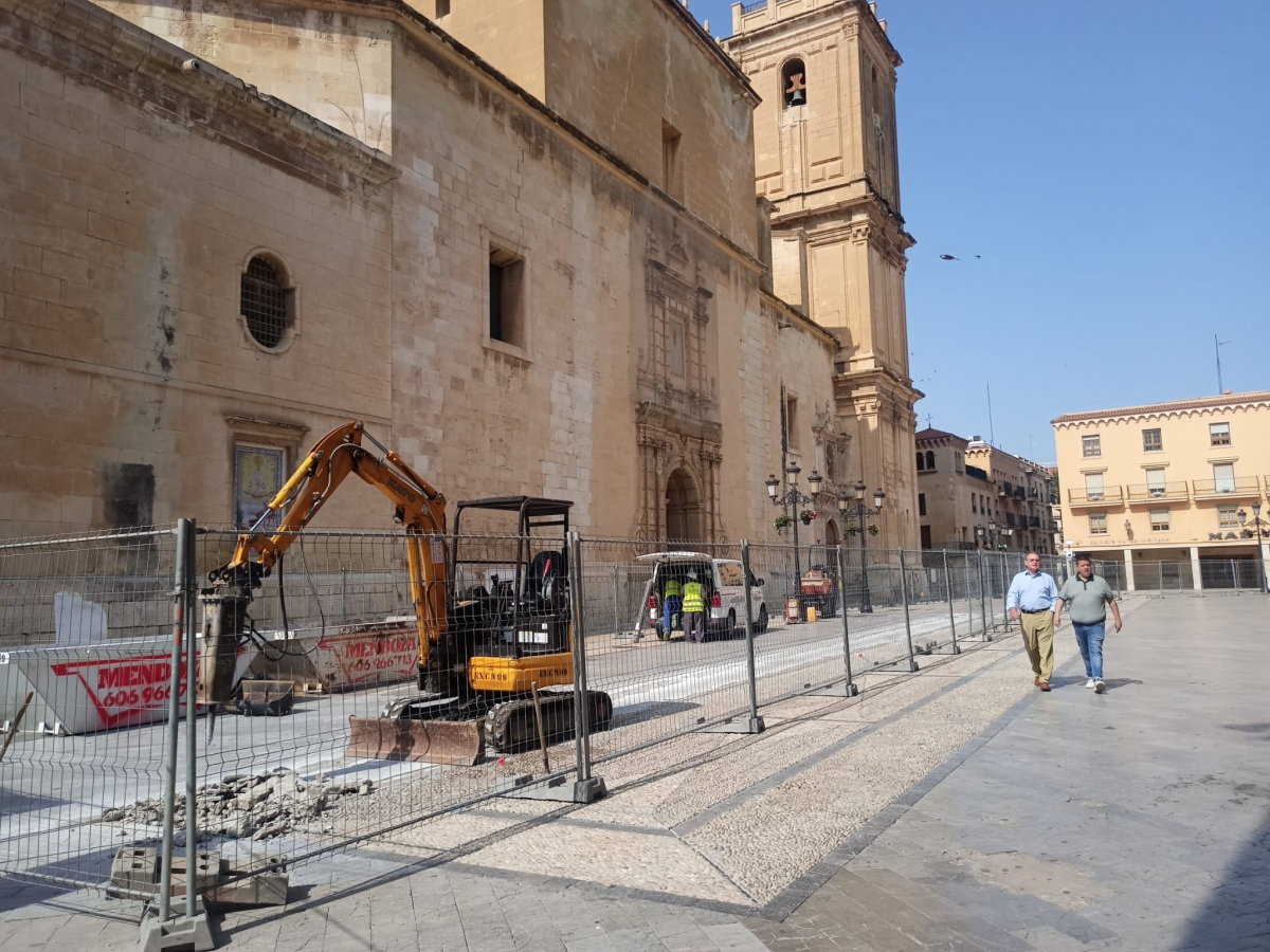 Elche anticipa las catas frente a Santa María para reurbanizar: del viejo cementerio al centro de la Medina