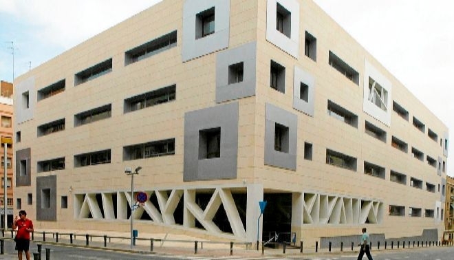 La pareja de Alicante que convivió durante dos meses con el cadáver de un policía sustrajo 1.500 euros de su pensión