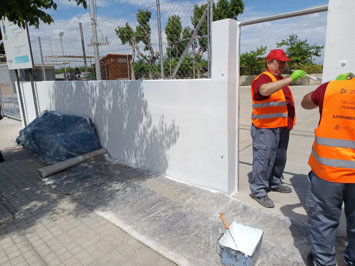 Burriana mejora las antiguas escuelas de Santa Bárbara con el taller de empleo 