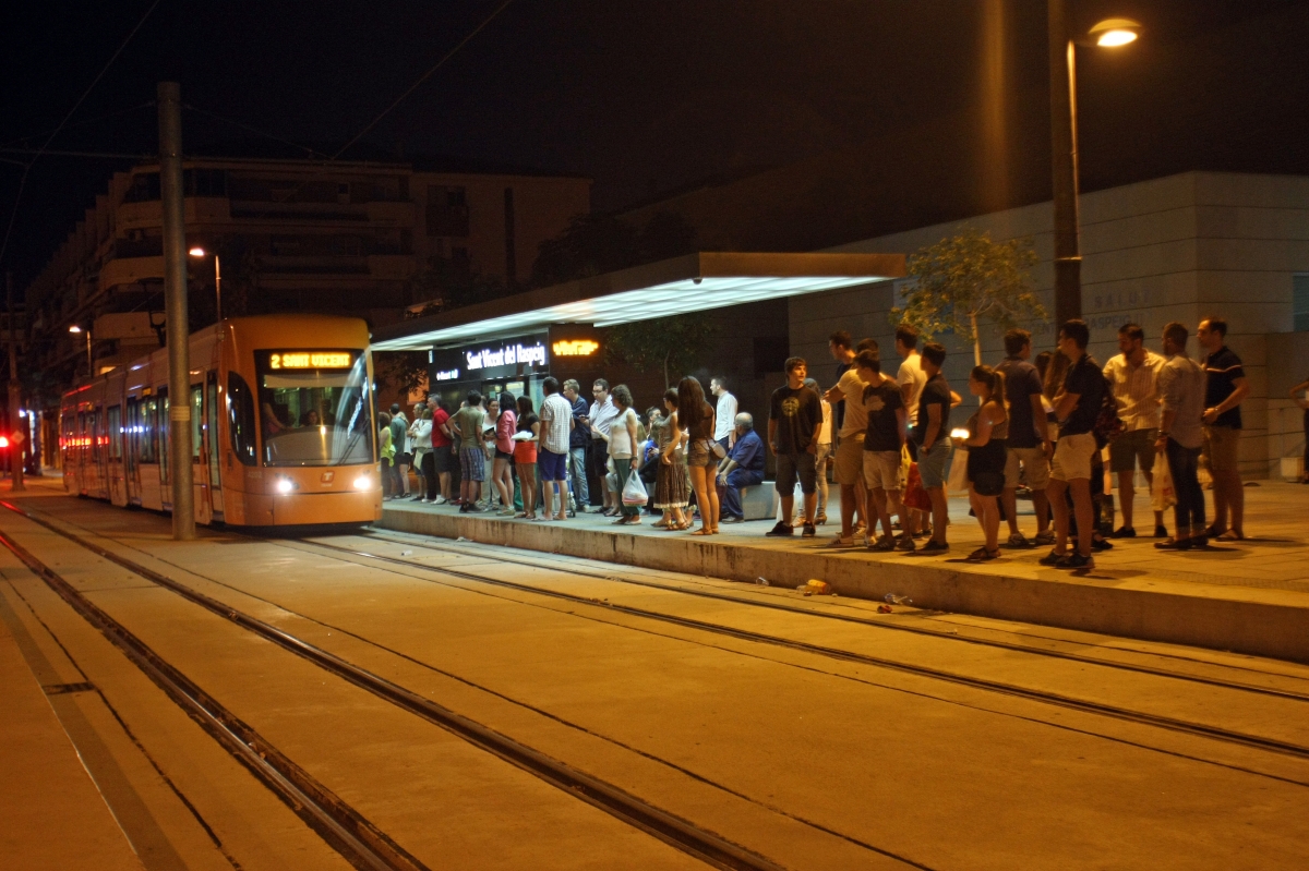 El tranvía de Alicante ofrecerá servicio nocturno hasta las 3:00 por el Desfile del Ninot