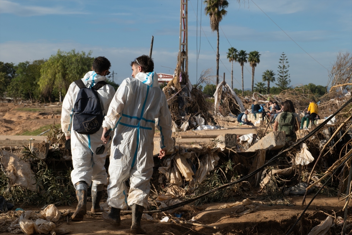  Foto de voluntarios en la Dana. - Foto:  FUNDACIÓN VICENTE FERRER/FUNDACIÓ HORTA SUD