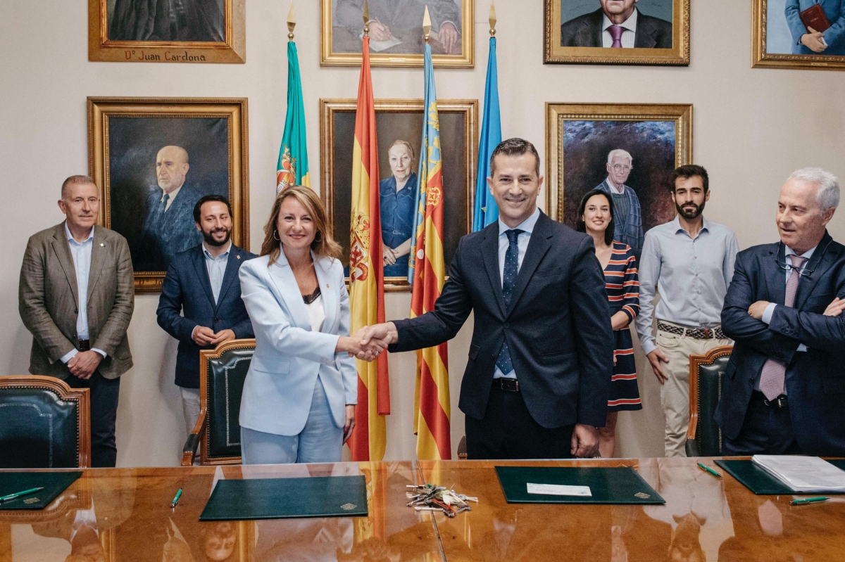 La alcaldesa, Begoña Carrasco, y el representante de la Sareb, Raúl Moreno, tras la firma de la compraventa. - La alcaldesa, Begoña Carrasco, y el representante de la Sareb, Raúl Moreno, tras la firma de la compraventa.