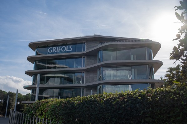 Grifols abre la puerta a una recompra de acciones y reitera los dividendos en 2025