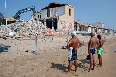 Los vecinos de la playa de Babilonia de Guardamar marcharán a Alicante contra el derribo de sus casas
