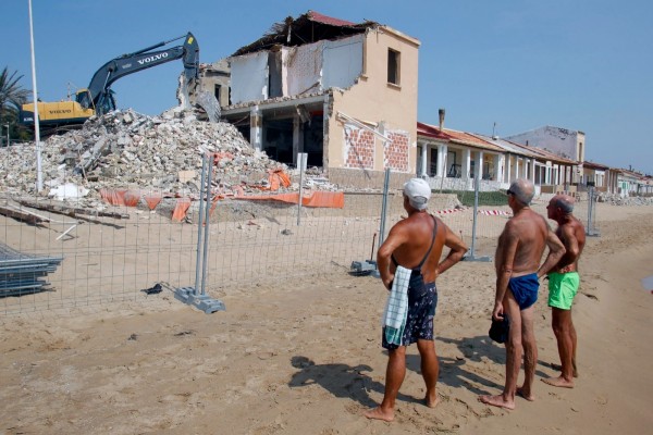 Los vecinos de la playa de Babilonia de Guardamar marcharán a Alicante contra el derribo de sus casas