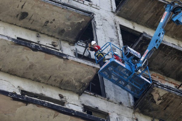 El desescombro del edificio incendiado de Campanar lleva el 15-20 % ejecutado
