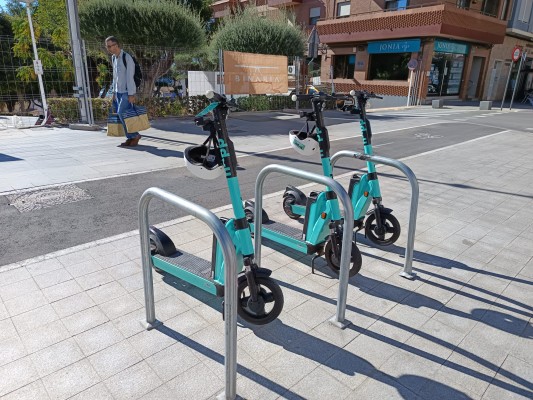 La Vila Joiosa requiere a una empresa la retirada de los patines aparcados en las calles sin permiso