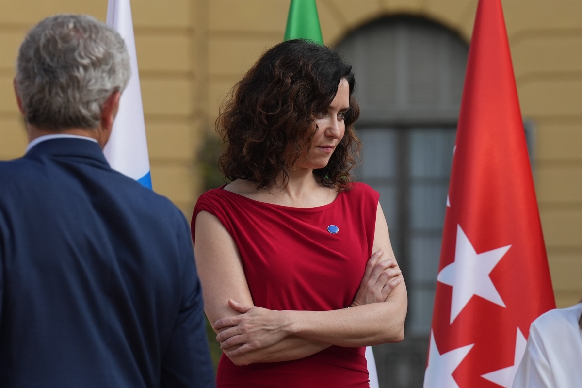 Ayuso abandona la Conferencia de Presidentes al intervenir Illa en catalán y Pradales en euskera