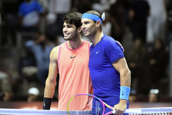 El relevo generacional es un hecho: Alcaraz endosa un doble 6-3 a su ídolo Nadal en Arabia