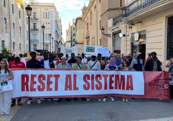 Pobresa Zero se concentra frente a Les Corts para exigir soluciones ante 