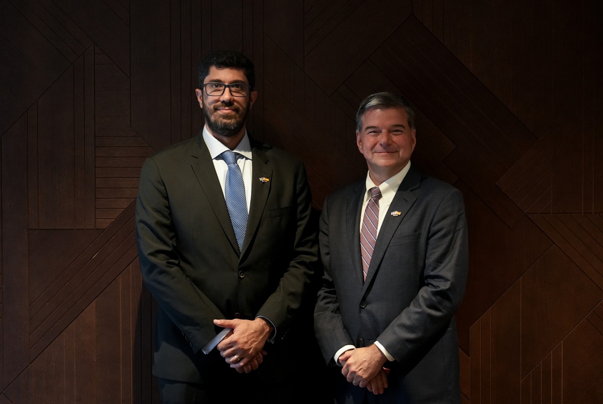Víctor Palma, responsable de la planta de Edwards en Valencia junto a Nuzzolese. - Foto: EDUARDO MANZANA Víctor Palma, responsable de la planta de Edwards en Valencia junto a Nuzzolese.