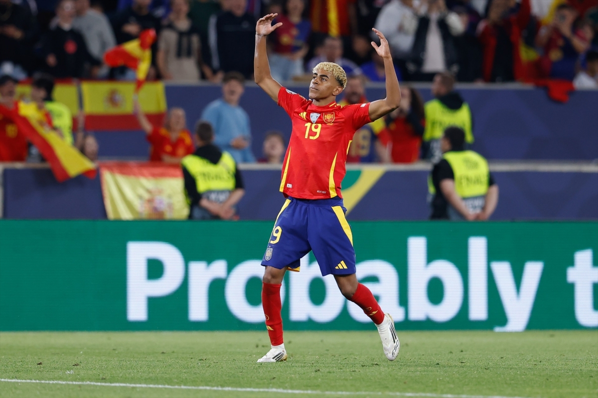 Lamine Yamal pone su firma a nuevos récords de la selección: el doblete y el penalti más joven