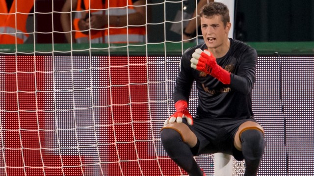 Julen Agirrezabala entra en escena para la portería del Valencia CF