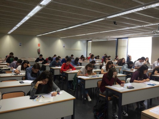 Estudiantes de economía de Valencia compiten en la fase local de la Olimpiada Española de Economía 