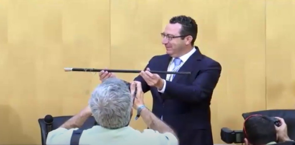 Toni Pérez sostiene la vara de mando en el pleno de investidura en 2015.