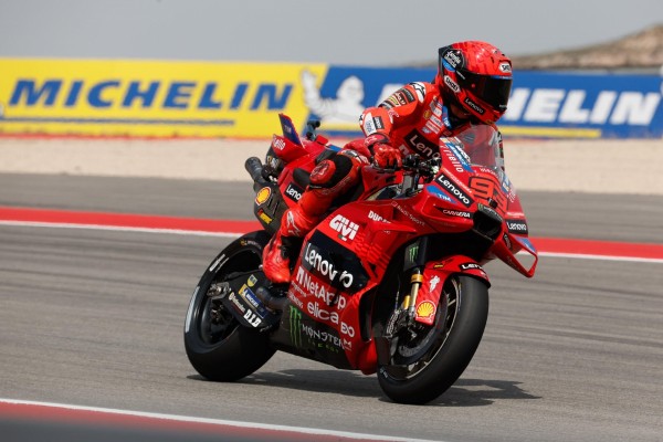 Marc Márquez vuela en el estreno en Alcañiz