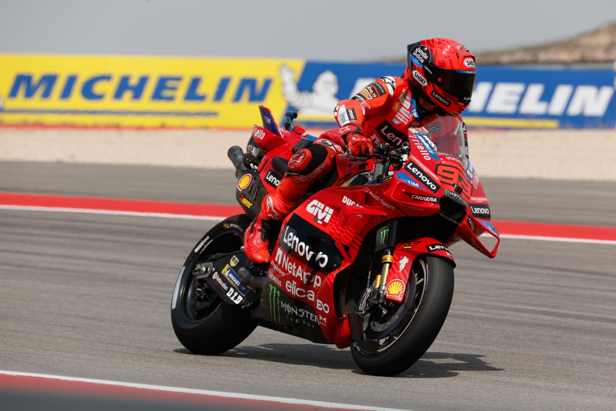 Marc Márquez vuela en el estreno en Alcañiz