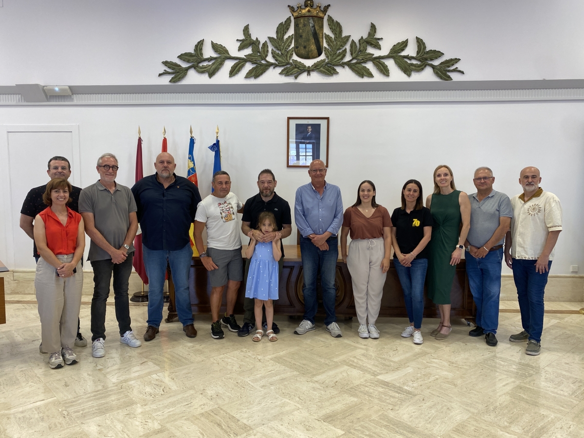 La Corporación municipal de Dénia recibe al escritor y viajero Miquel Silvestre, autor de “Diario de un nómada”