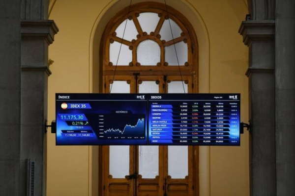 El Ibex 35 cae un 0,77% y se aleja de los 12.000 puntos tras el recorte de tipos del BCE