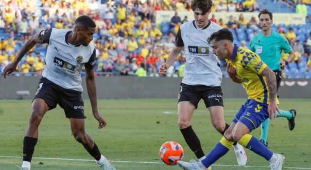 El Valencia CF quiere renovar a Javi Guerra y Cristhian Mosquera