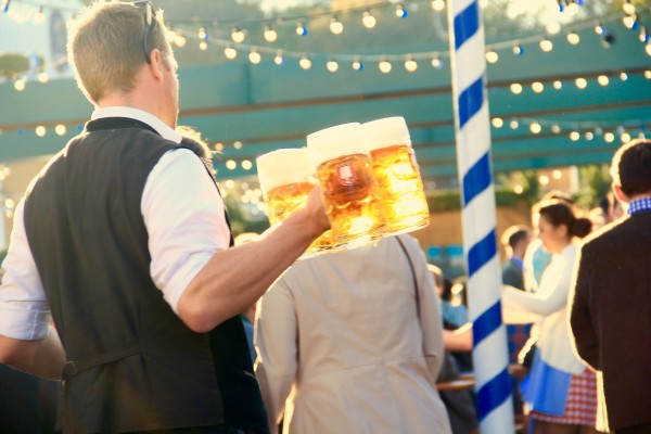 La hoguera Polígono de San Blas celebra el Oktoberfest este fin de semana
