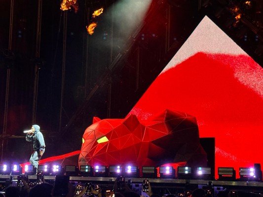 El rugido de Myke Towers sacude Murcia 'a puro fuego'