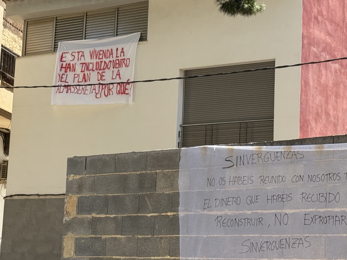 Quejas de los vecinos incluidos en la paralización de licencias. - Foto: Estefanía Pastor Quejas de los vecinos incluidos en la paralización de licencias.