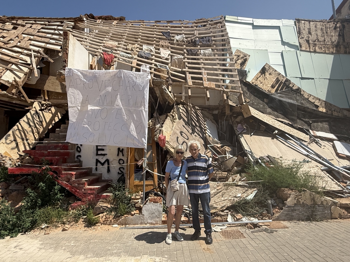 Constanze y Felipe junto a su casa derrumbada. - Foto: Estefanía Pastor Constanze y Felipe junto a su casa derrumbada.