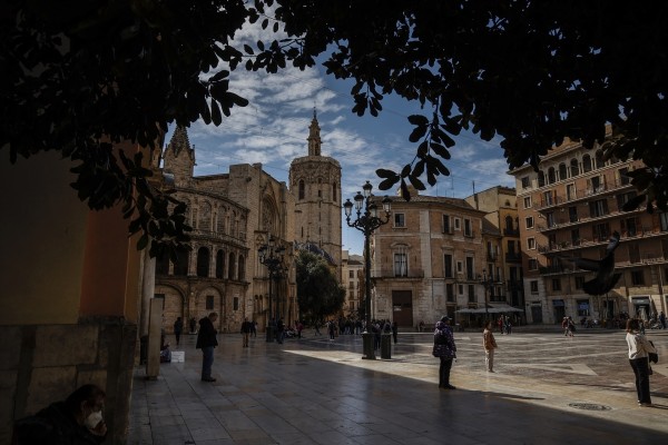 Catalá propone a la Fundación Iberdrola España iluminar el Miguelete y la Catedral