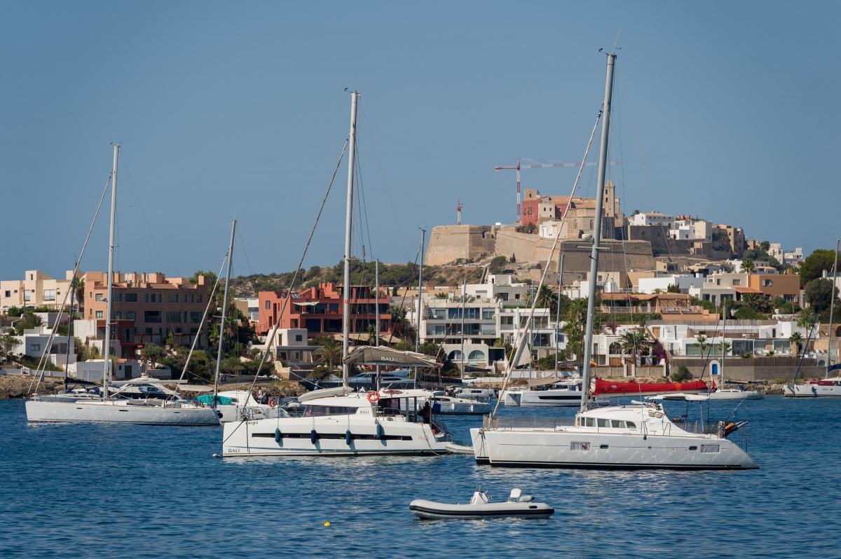 De la ecotasa turística a la limitación de coches: así es el 'modelo Ibiza' al que puede mirar la Comunitat
