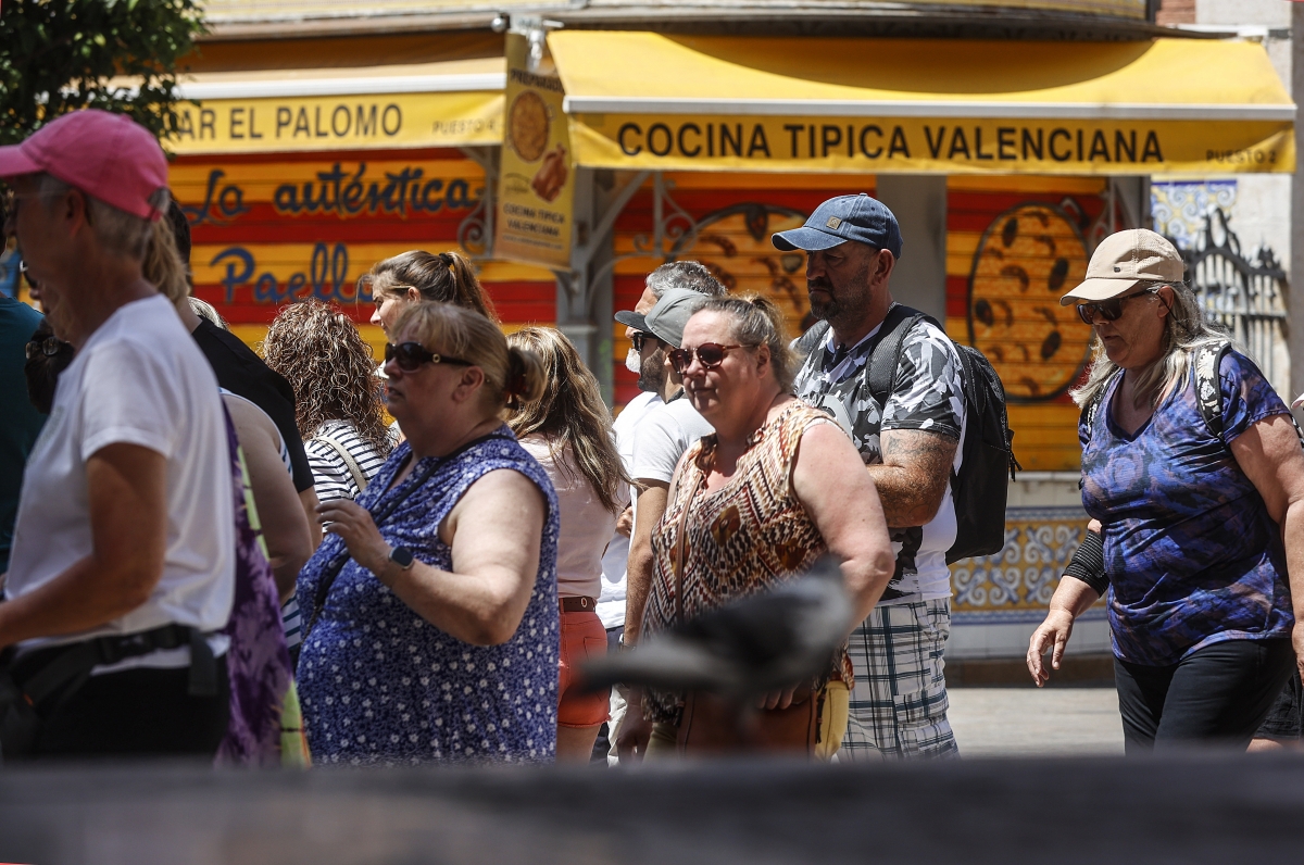 Turistas en el centro de València. - Foto: EP/ROBER SOLSONA Turistas en el centro de València.