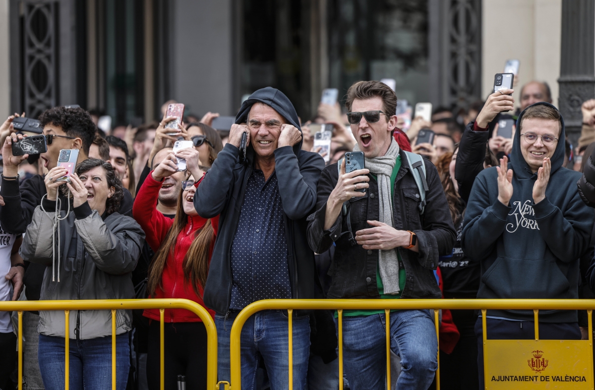 Público durante la mascletà. - Foto: EP/ROBER SOLSONA Público durante la mascletà.