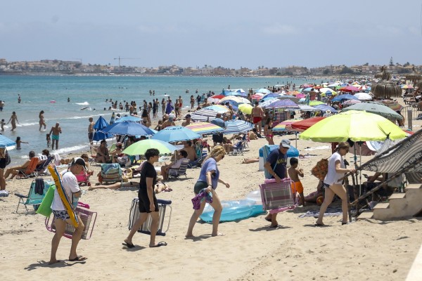 Los murcianos se refugian en las playas de la Región al comienzo del verano