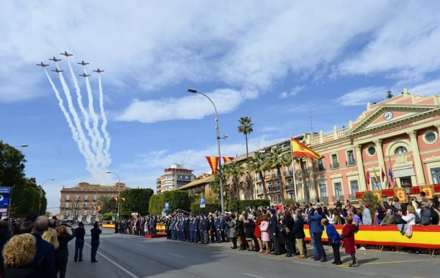 El cielo de Murcia se viste de rojo y amarillo con el vuelo de la Patrulla Águila en su 40 aniversario