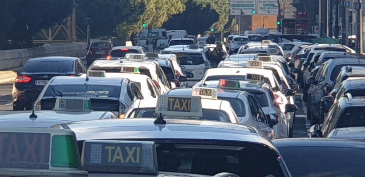 Convocan paros de taxis durante la noche de San Juan en Valencia y los sábados de julio